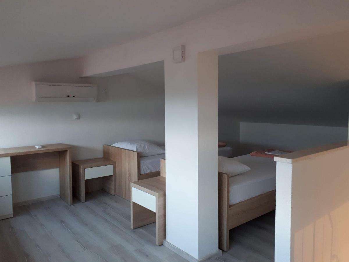 Apartmani Simic Starigrad Paklenica Exterior foto